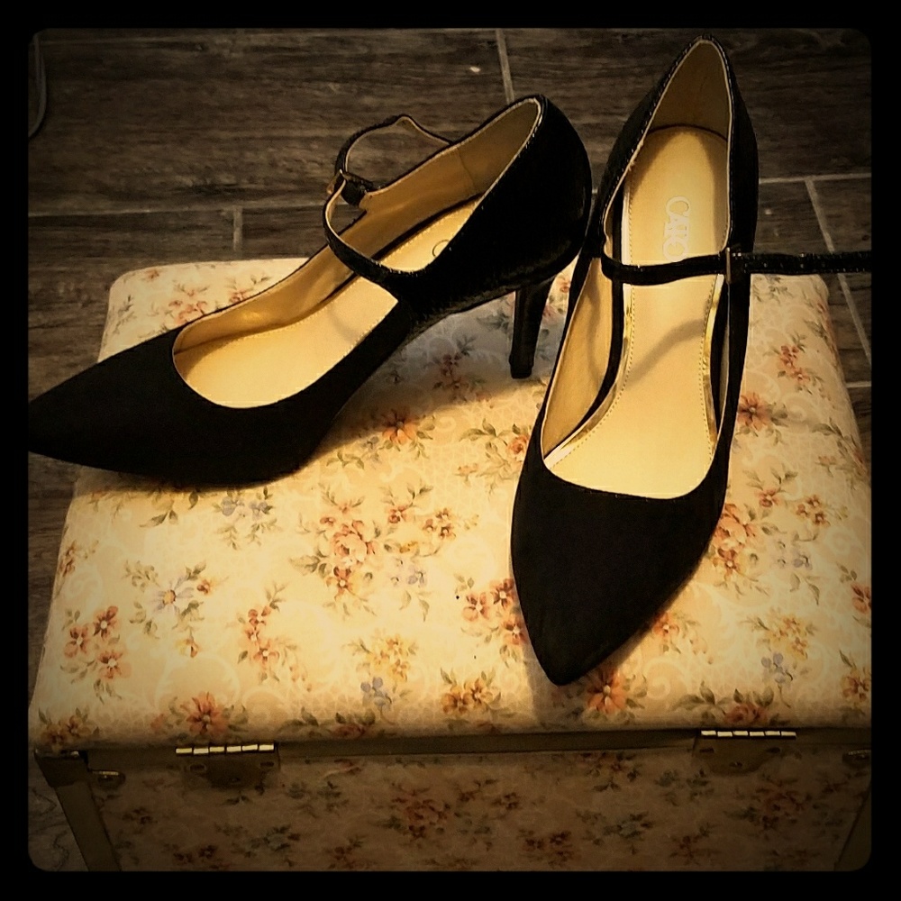 Black pumps